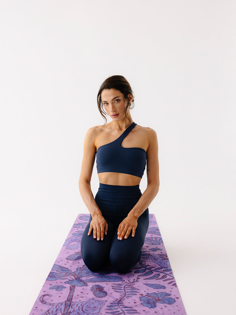 Fioletowa, składana mata do ćwiczeń jogi z kauczuku 1 mm z tropikalnym wzorem - siedząca joginka