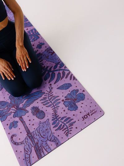 Fioletowa, składana mata do ćwiczeń jogi z kauczuku 1 mm z tropikalnym wzorem