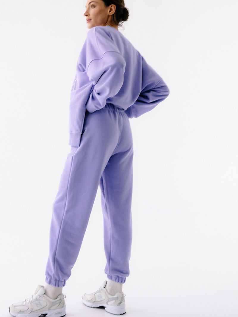 Fioletowe, luźne bawełniane spodnie dresowe KIND - widok z tyłu na krój