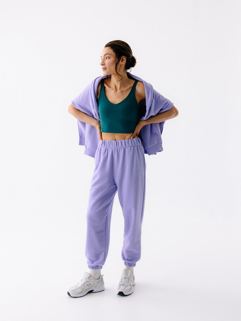 Fioletowe, luźne bawełniane spodnie dresowe KIND - stylówka z zielonym topem i narzuconą bluzą