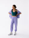 Fioletowe, luźne bawełniane spodnie dresowe KIND - stylówka z zielonym topem i narzuconą bluzą