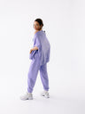 Fioletowe, luźne bawełniane spodnie dresowe KIND - widok na nogawki ze ściągaczami