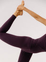 Minimalistyczny damski kombinezon sportowy Flow One-Piece w fioletowym odcieniu — z cienkimi ramiączkami i modelującymi przeszyciami