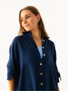 Modelka granatowej koszuli Cloud Denim z delikatną półprzezroczystą strukturą, z jasnymi guzikami - esencja wakacyjnego luzu