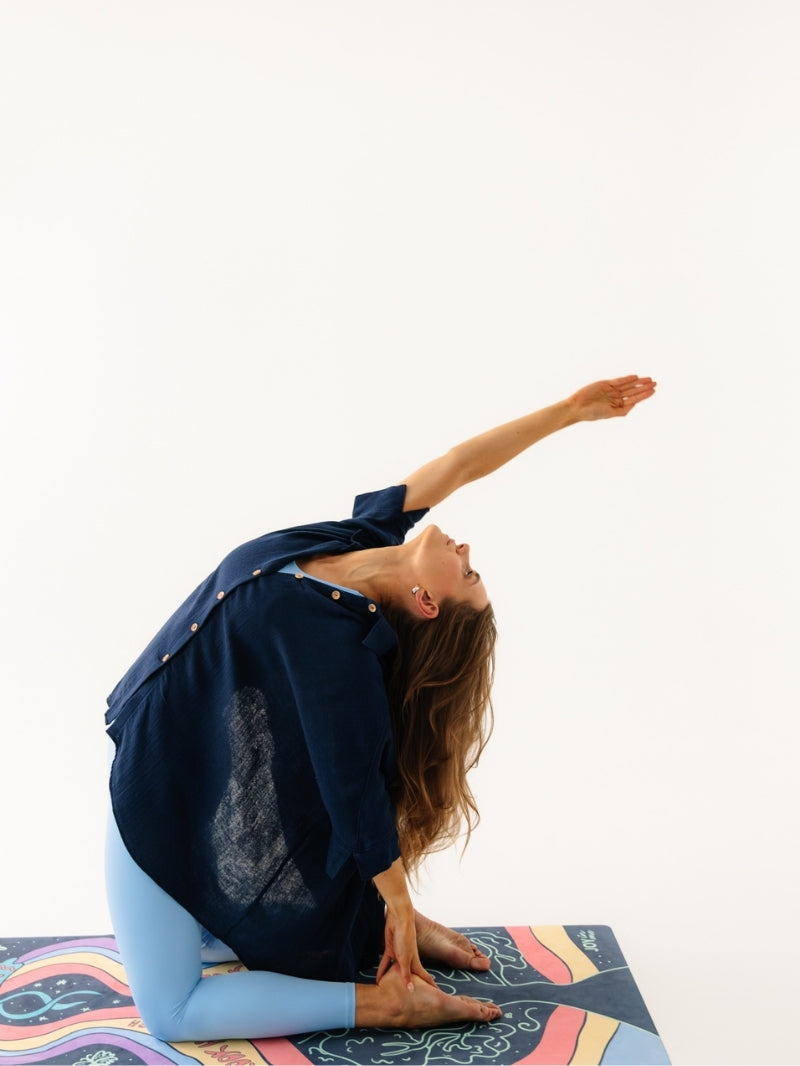 Kobieta w pozie jogi nosząca ciemnogranatową luźną koszulę Cloud Denim z bambusowo-bawełnianej tkaniny od JOYINME podczas praktyki na macie