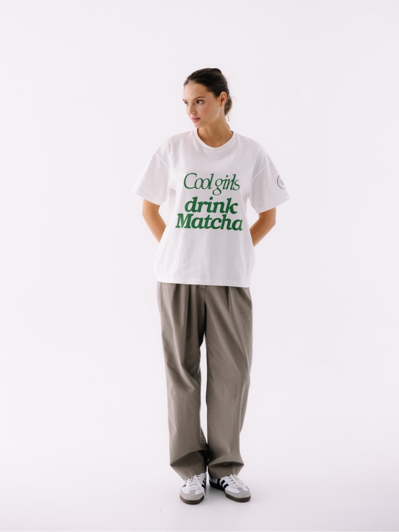 Casualowa damska koszulka oversize z bawełny w kolorze ecru z nadrukiem Cool Girls Drink Matcha - ze spodniami z zaszewkami Nami