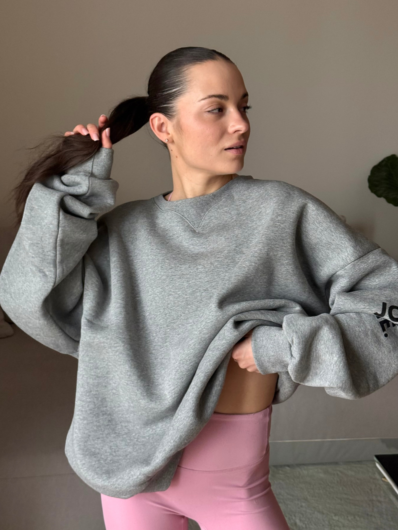 Szara oversize bluza damska w komplecie z różowym crop topem z odkrytymi plecami - set z różowymi spodenkami sportowymi