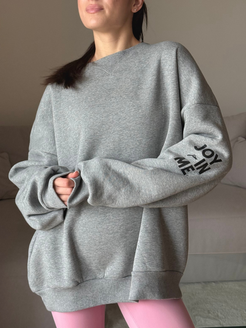 Szara oversize bluza damska w komplecie z różowym crop topem z odkrytymi plecami - widok na szeroki dół bluzy