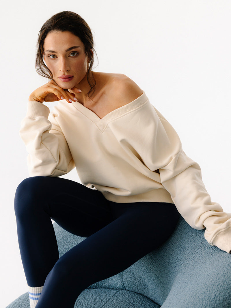 Kremowa oversize bluza z dekoltem na plecach V-Essence