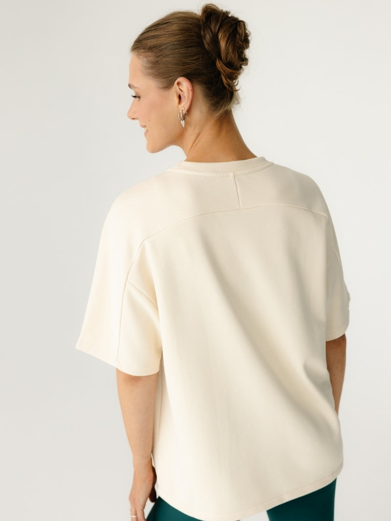 Kremowa bluza Coast z krótkim rękawem - widok z tyłu pokazujący luźny krój t-shirt