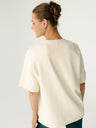 Kremowa bluza Coast z krótkim rękawem - widok z tyłu pokazujący luźny krój t-shirt