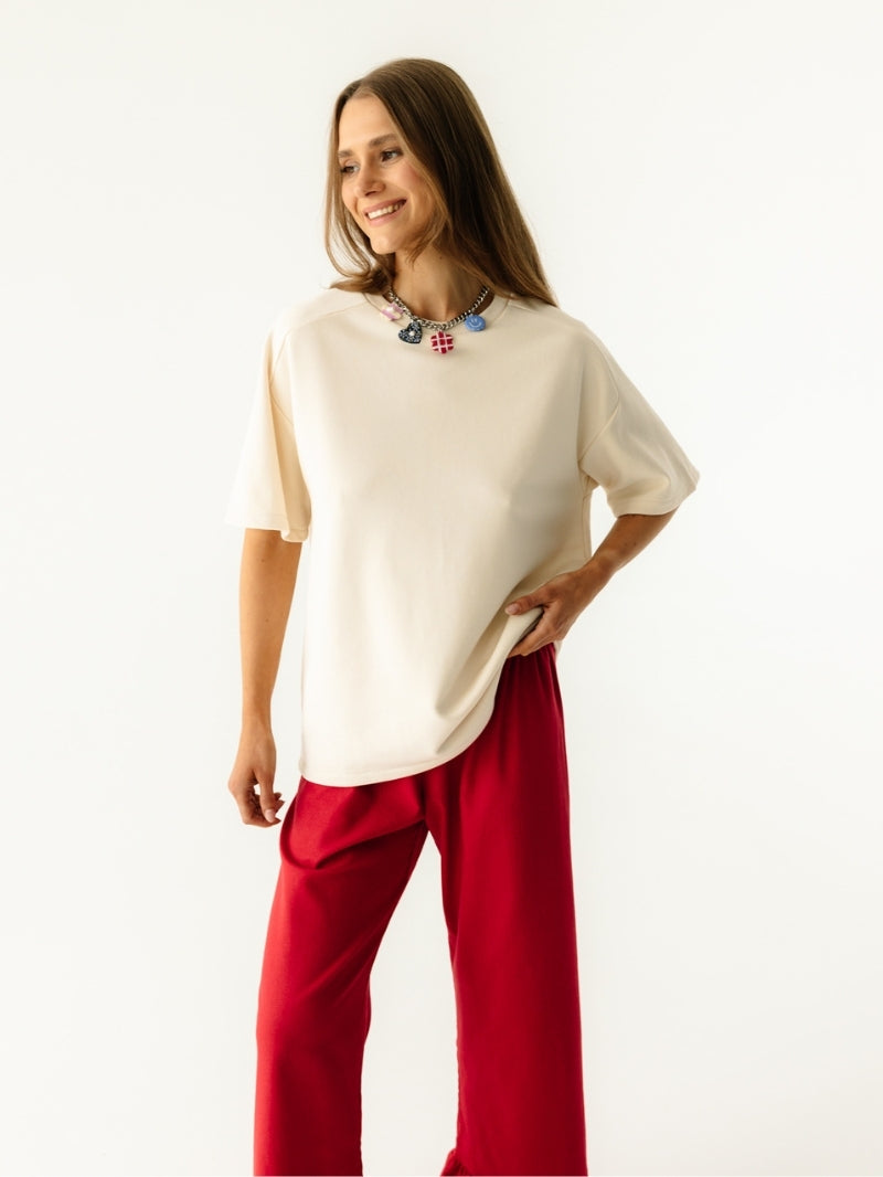 Kremowa bluza Coast z krótkim rękawem w kolorze Almond Milk z czerwonymi spodniami
