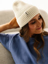Kremowa damska czapka z wełny merino - widok na materiał