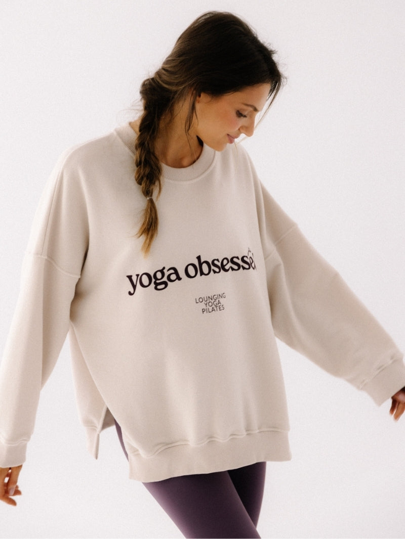 Luźna bawełniana bluza oversize Kind w kremowym kolorze z nadrukiem yoga obsessed