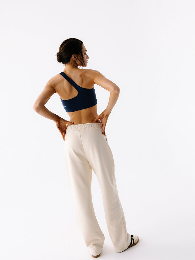 Kremowe bawełniane spodnie dresowe damskie Evolve - zestaw z asymetrycznym topem na jedno ramię