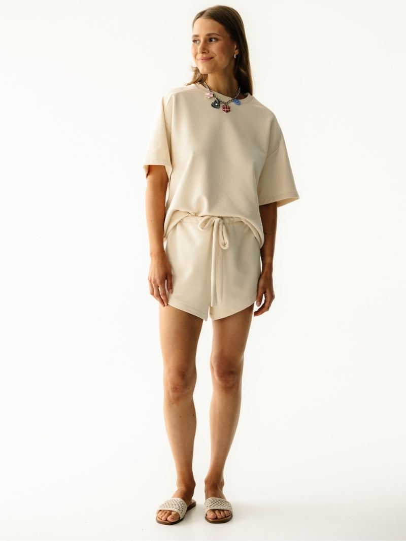 Kompletny zestaw na lato Coast w kolorze Almond Milk - bluza z krótkim rękawem i szorty