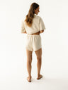 Modelka w kremowych szortach Coast z wiązaniem - widok z tyłu