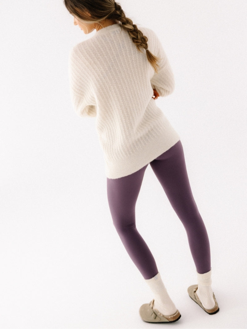 Kremowy sweter z wełny alpaki i jagnięcej JOYINME - set ze sportowymi legginsami w fiolecie