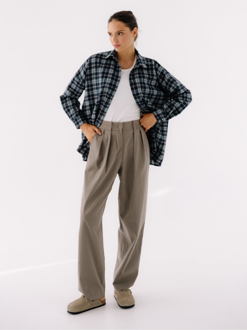 Damskie bawełniane spodnie z zaszewkami w subtelnym odcieniu taupe w kolekcji Hizen - miękko układający się materiał, ze szlufkami i na guzik