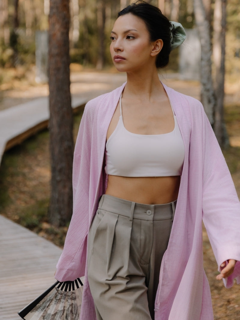 Damskie bawełniane spodnie z zaszewkami w subtelnym odcieniu taupe w kolekcji Hizen - set z różowym kimono i kremowym crop topem