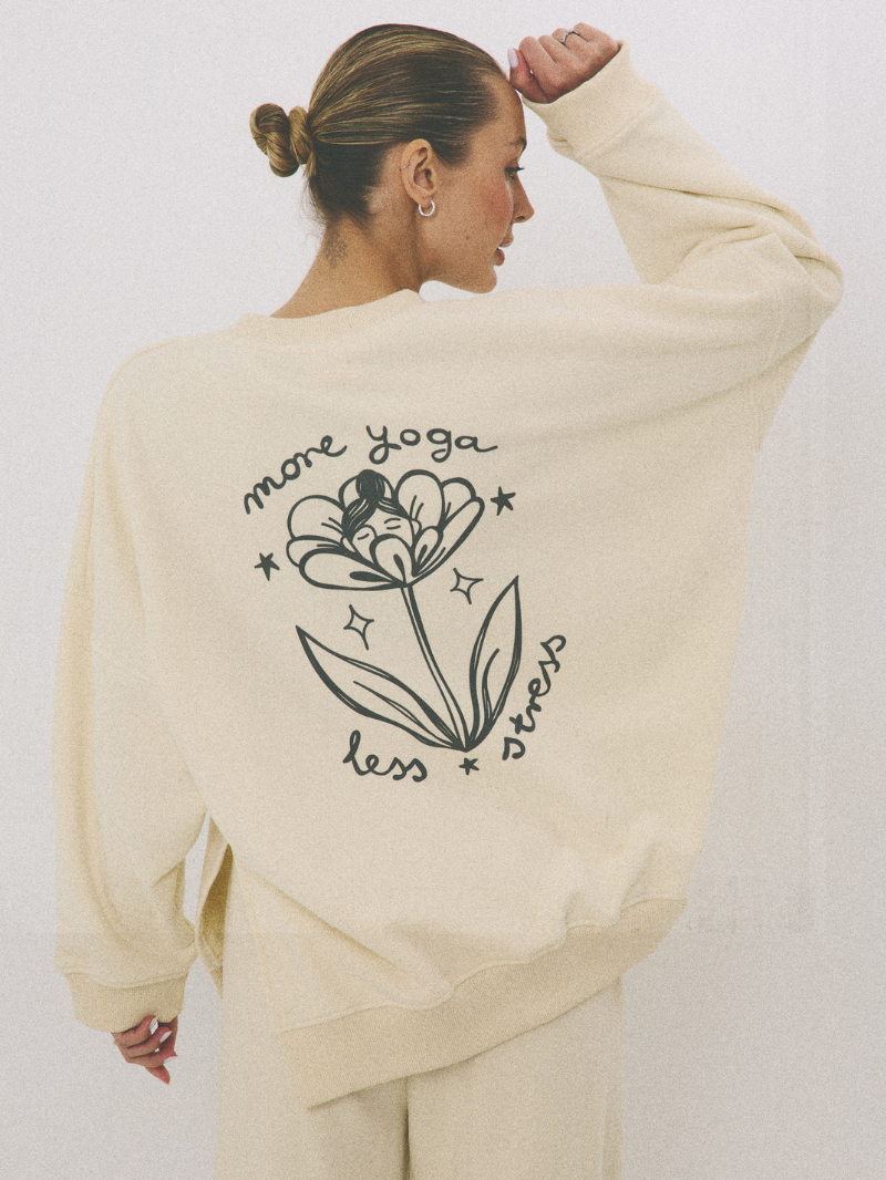 Masełkowa bluza oversize z nadrukiem “more yoga less stress” – JOYINME