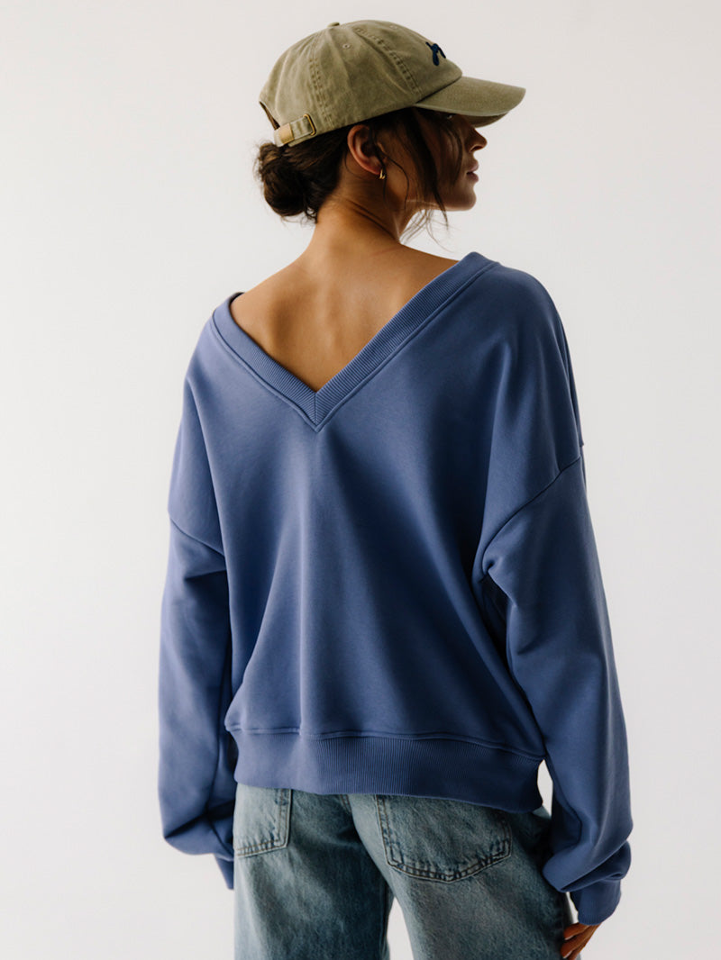 Niebieska oversize bluza z dekoltem na plecach V-Essence - widok na dekolt V na plecach