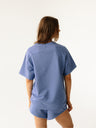 Kobieta w niebieskiej bluzce Coast z krótkim rękawem - widok z tyłu pokazujący luźny, wygodny krój