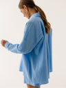 Niebieska luźna koszula damska z bawełny Summer Sky - widok na rękawy oversize