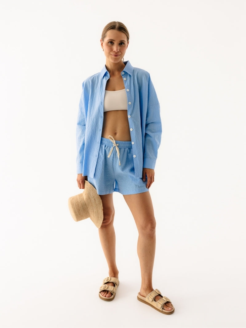 Niebieskie luźne szorty damskie z bawełny z wiązaniem - zestaw z błękitą koszulą i białym stanikiem do jogi