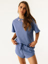 Minimalistyczny zestaw letni Coast w kolorze Timeless Blue - niebieskie szorty z wiązaniem i luźna bluza z krótkim rękawem