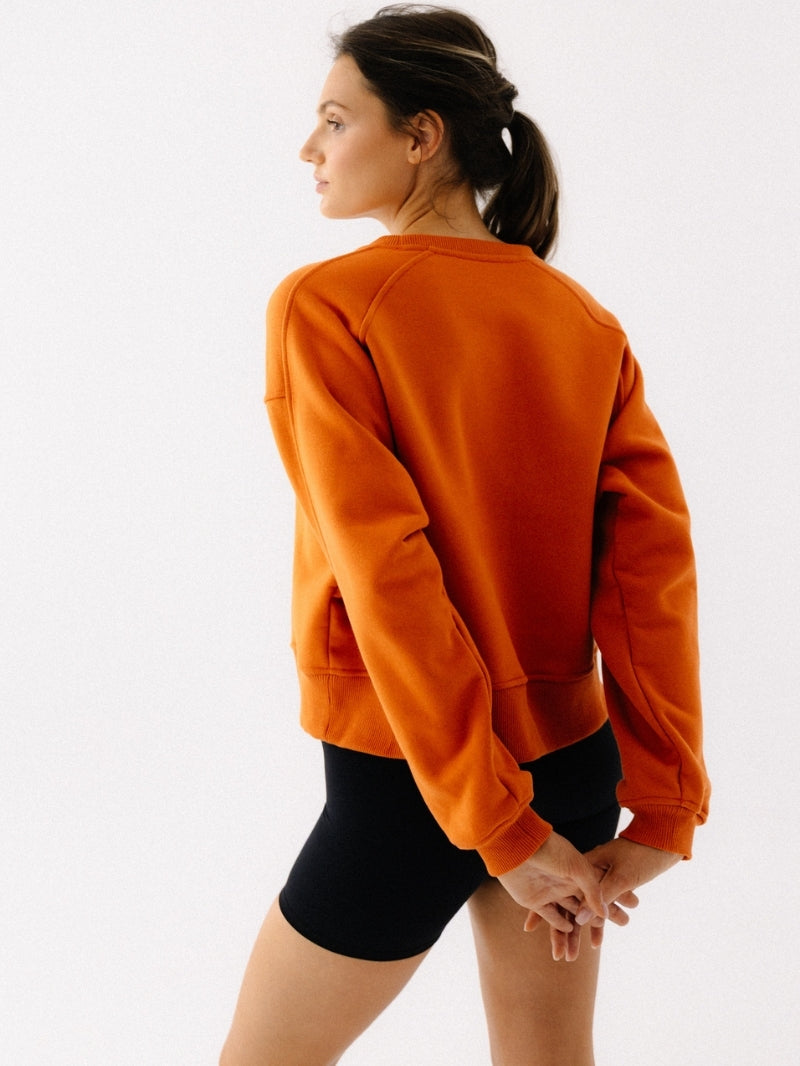 Szeroka, pomarańczowa bluza oversize z serii Classic z haftem - widok na plecy