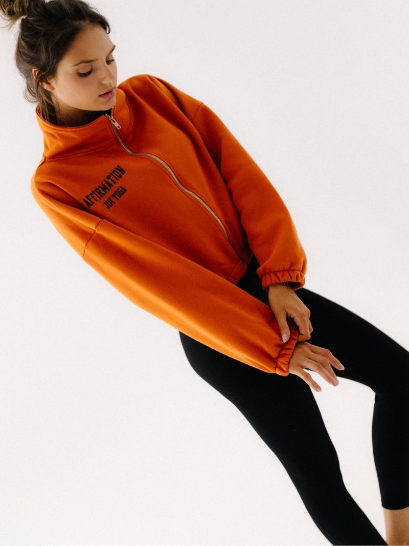 Damska rozpinana bluza ze stójką w pomarańczowym odcieniu z grafitowym haftem — wysokiej jakości bawełna, miękka dzianina, o skróconym fasonie