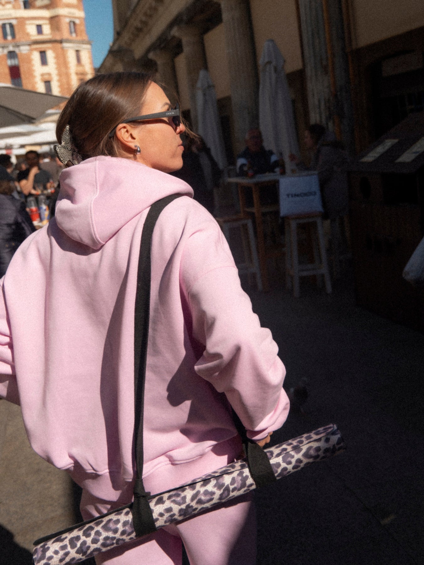 Różowa bawełniana bluza na zamek z kapturem Evolve - zestaw z różowymi luźnymi spodniami i matą w panterkę