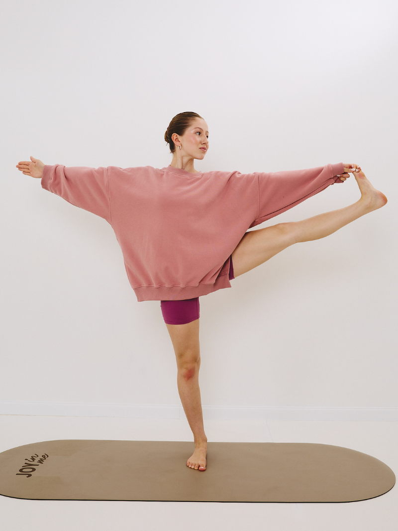 Różowa bluza oversize z nadrukiem more yoga less stress - set z różowymi szortami na macie do ćwiczeń PRO