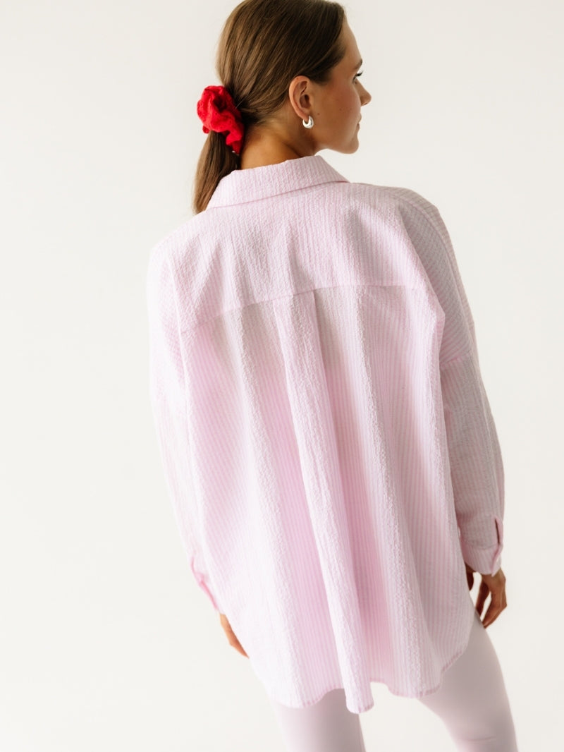 Stylowy look w różowej koszuli Summer Sky Rosemilk z delikatną fakturą - wakacyjna elegancja w dziewczęcym stylu