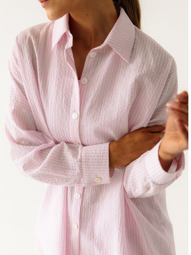 Różowa koszula Summer Sky Rosemilk z delikatną fakturą  jako idealna warstwa na strój kąpielowy - letnia uniwersalność w pięknym kolorze