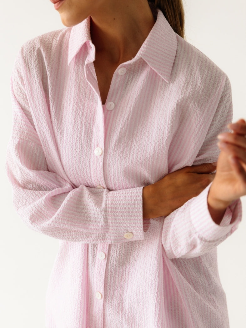 Różowa koszula Summer Sky Rosemilk z delikatną fakturą jako idealna warstwa na strój kąpielowy - letnia uniwersalność w pięknym kolorze