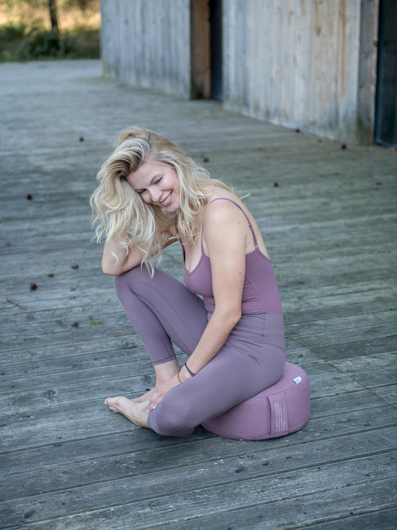 różowa poduszka do medytacji The Place - joginka siedząca na poduszce