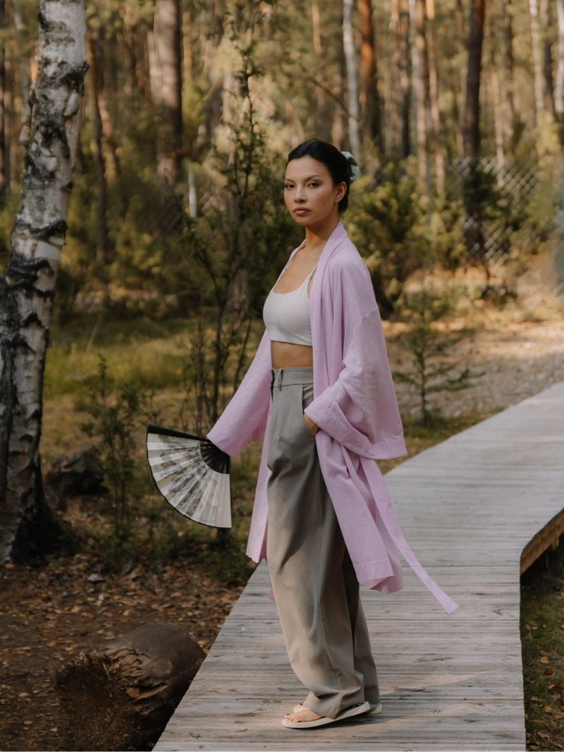 Luźne kimono damskie w różowym kolorze w kolekcji Hizen - set z kremowym crop topem i luźnymi spodniami z zaszewkami Nami