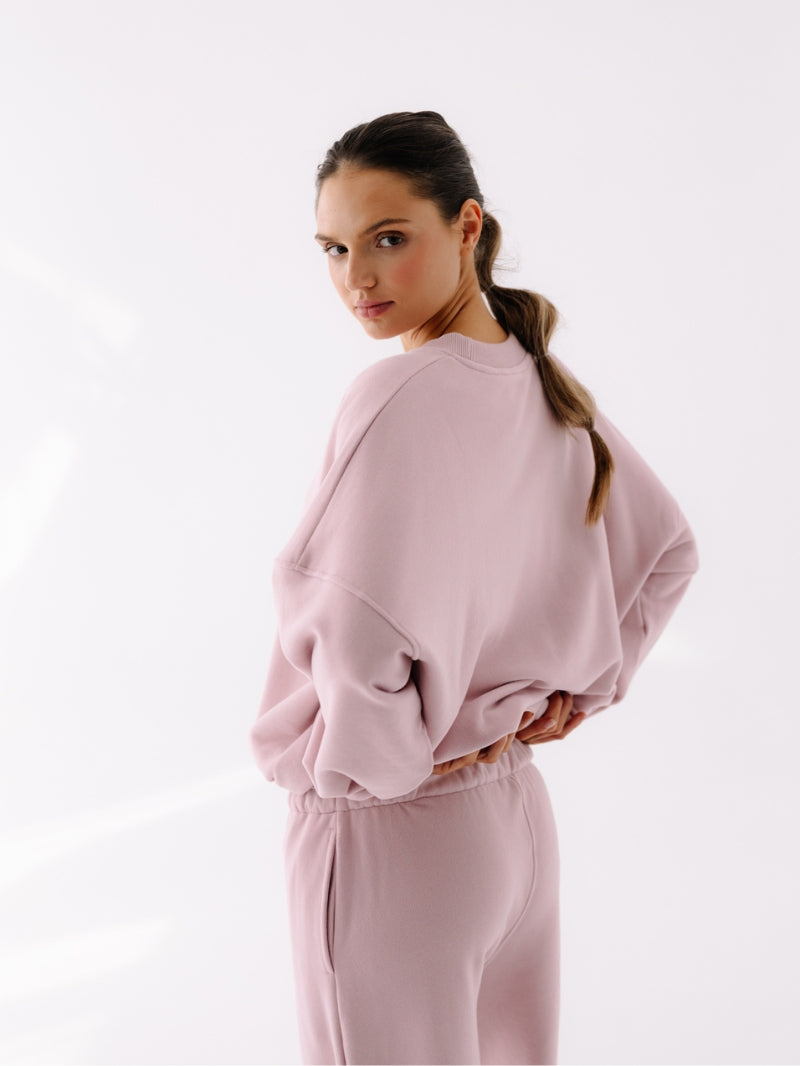 Różowe, luźne bawełniane spodnie dresowe damskie KIND - widok na kieszenie