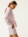 Modelka w różowych bawełnianych szortach Summer Break Rosemilk z pasującą koszulą — letni komplet dla kobiecego stylu