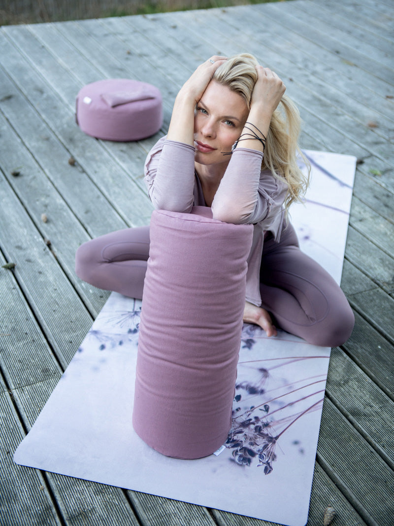 różowy bolster wałek do jogi z gryką Into The Moment - widok na wysokość