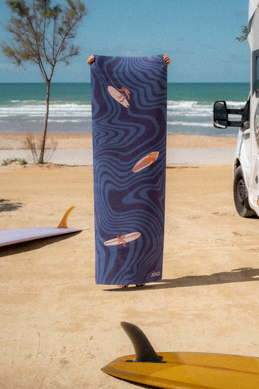 Niebieska składana mata do jogi 1mm z grafiką surferki - widok na długość maty