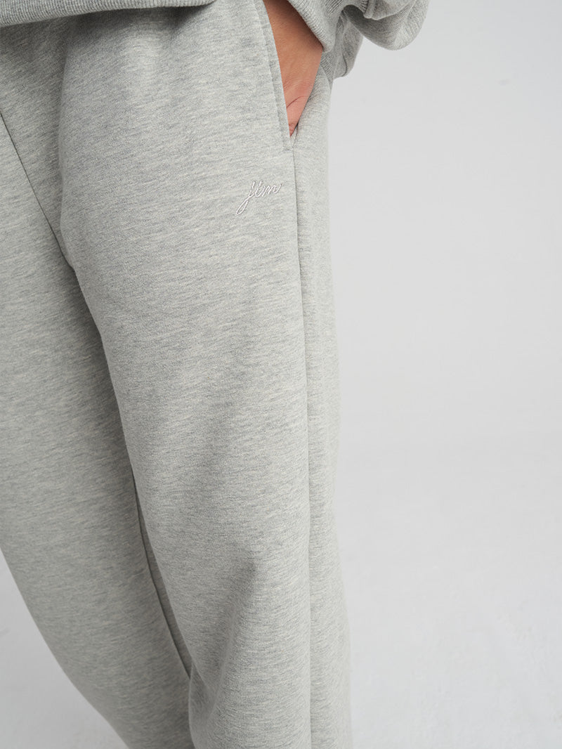 Szare, damskie luźne bawełniane spodnie dresowe EVOLVE - widok na kieszenie