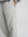 Szare, damskie luźne bawełniane spodnie dresowe EVOLVE - widok na kieszenie