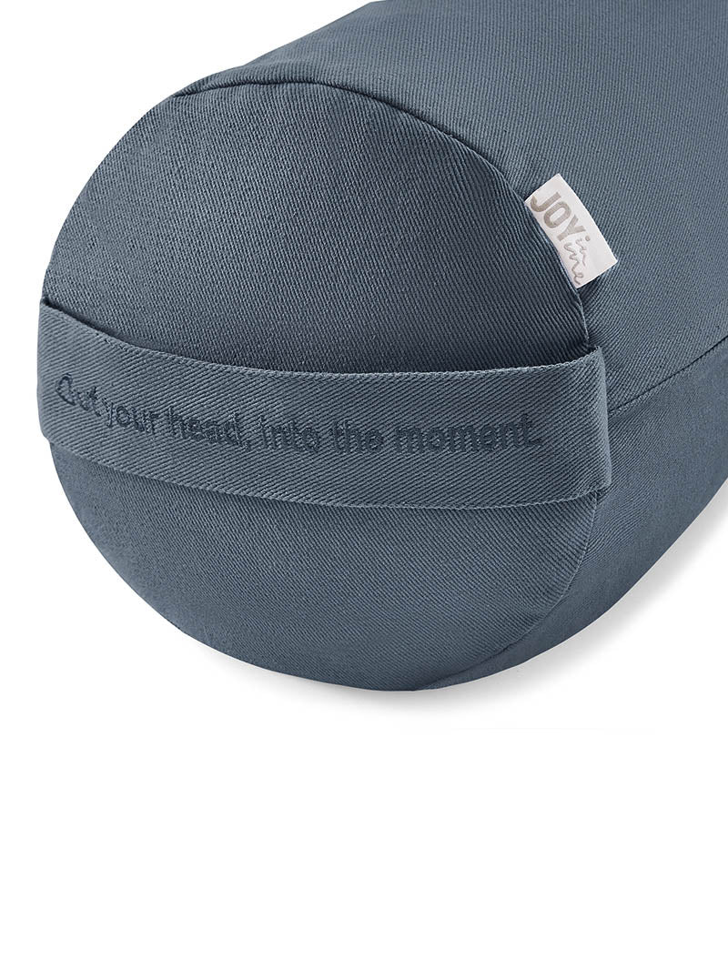 szary bolster wałek do jogi z gryką Into The Moment - widok na haft na rączce