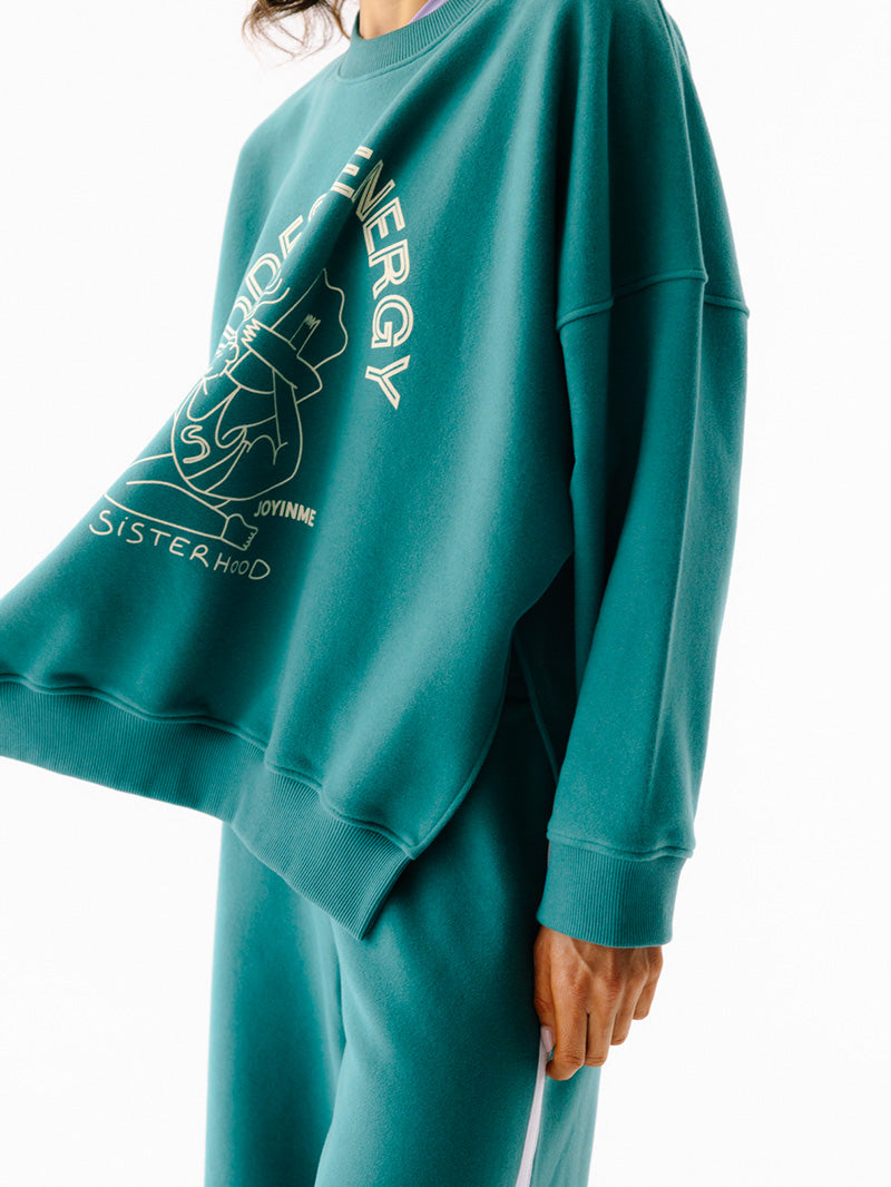 Zielona, luźna bawełniana bluza oversize Kind - widok na rozcięcie z boku