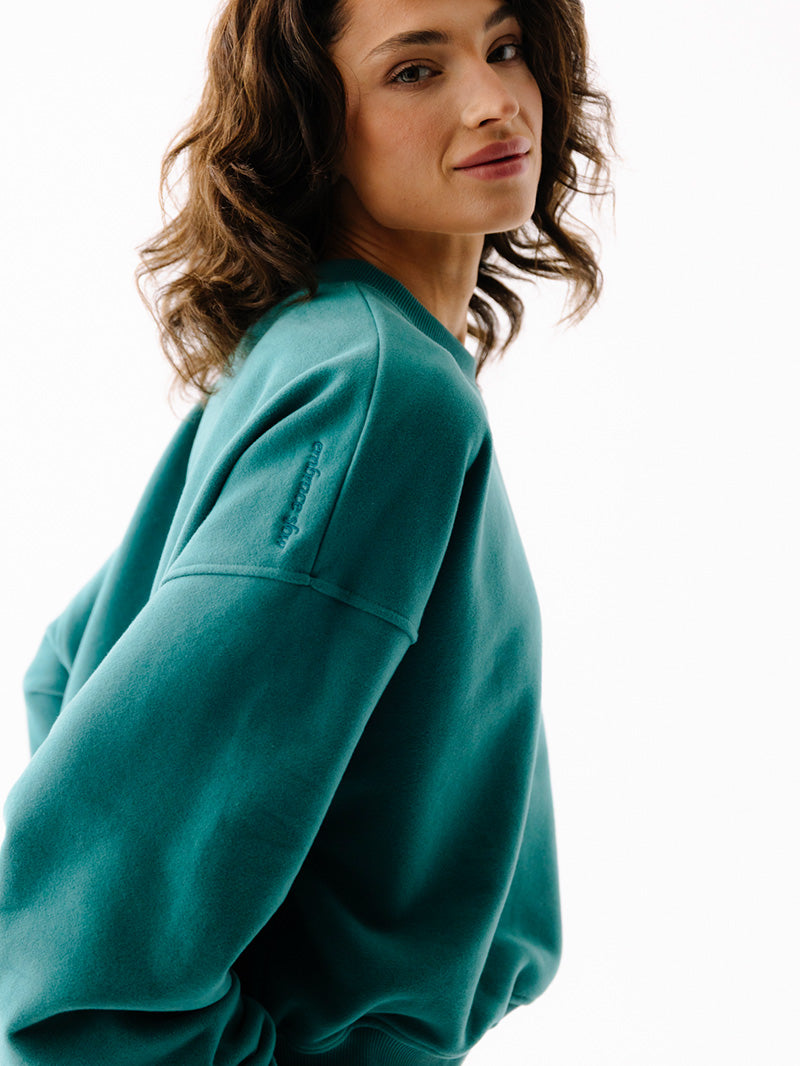 Zielona bawełniana damska bluza oversize - widok z boku na haft na rękawie