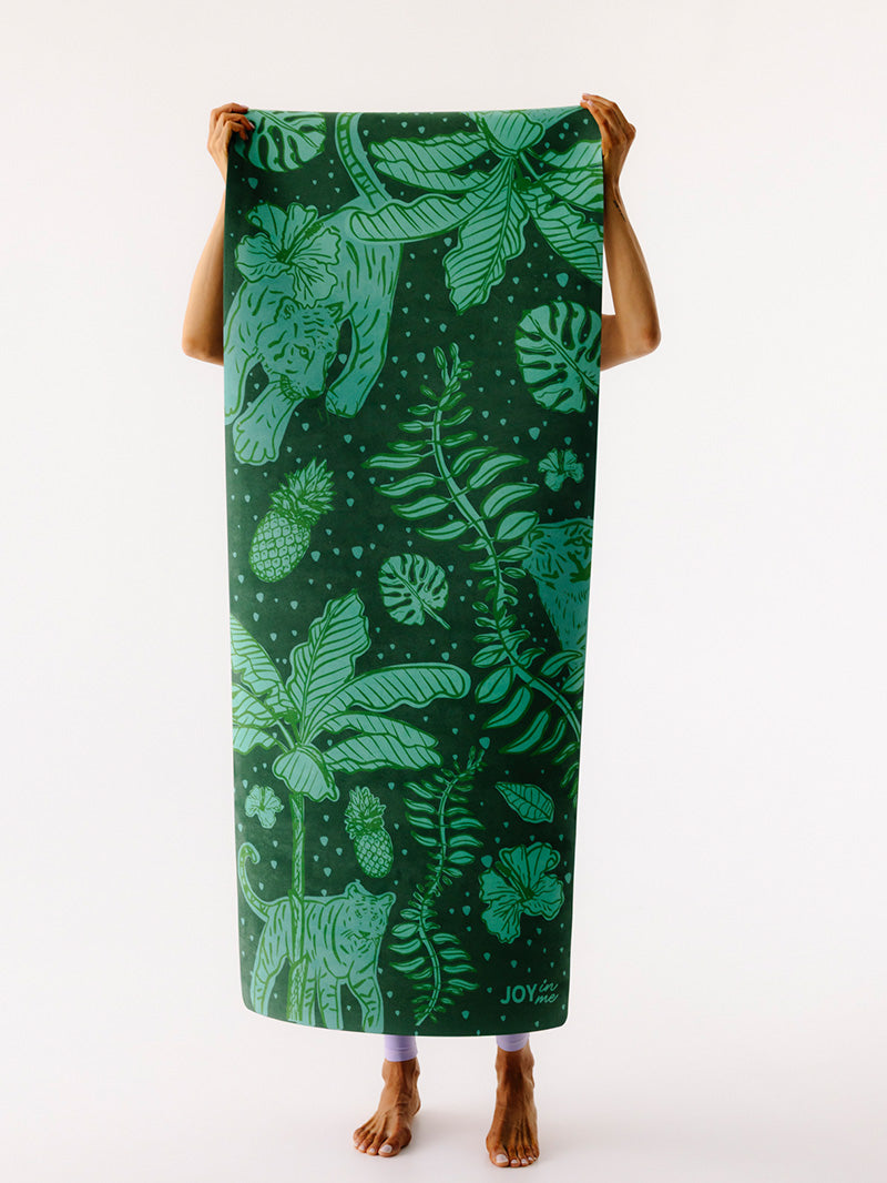 Zielona, składana mata do ćwiczeń jogi z kauczuku 1 mm z tropikalnym wzorem - widok na długość