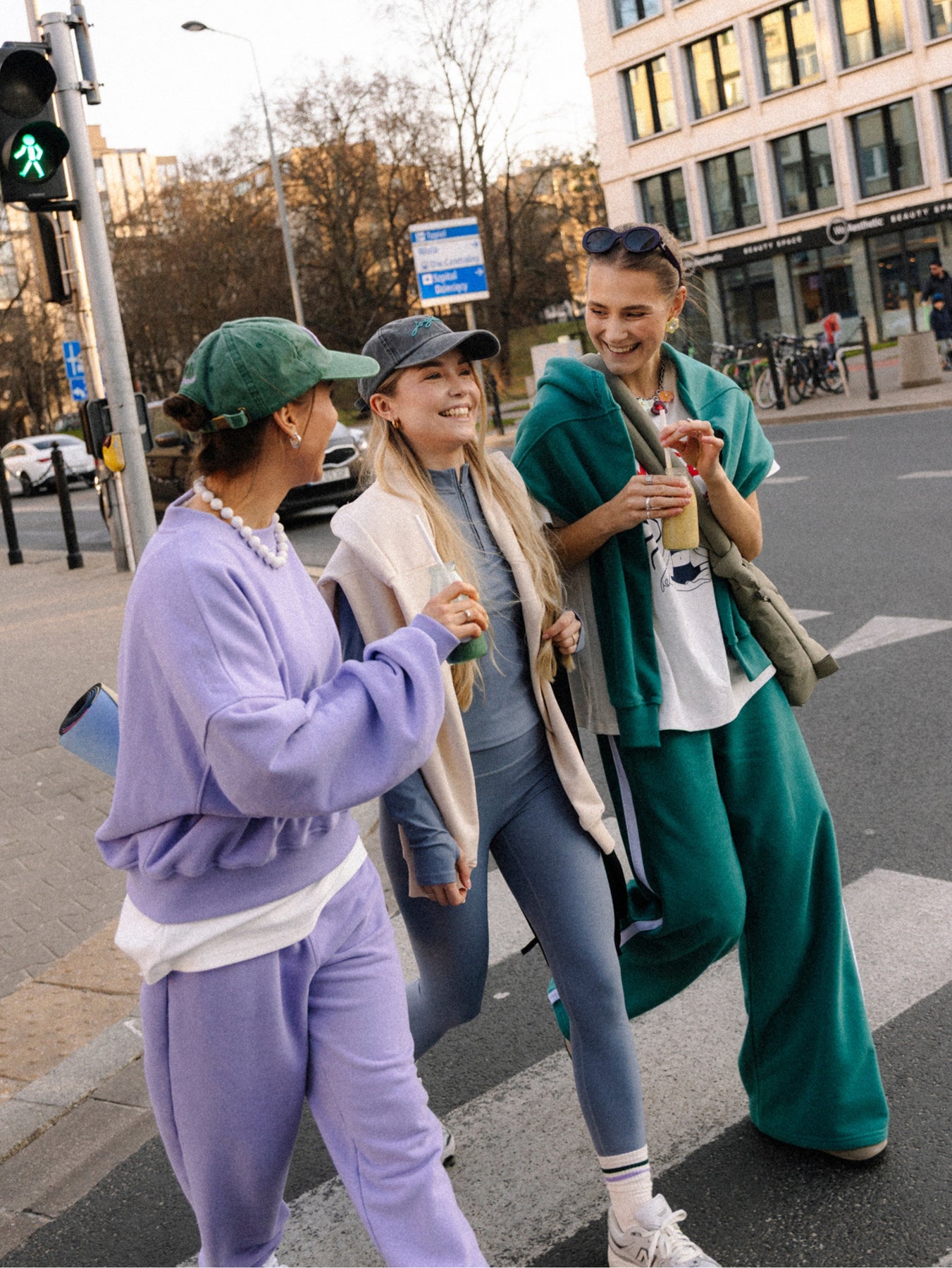 Zielone bawełniane spodnie z lampasem - zestaw z luźną bluzą i białym T-shirtem